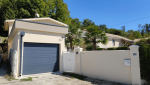 Nouveau garage avec porte sectionnelle gris anthracite et façade rénovée à Saint-Cassien.
