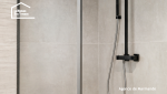 Robinetterie noire et carrelage mural dans une douche à l’italienne rénovée à Casteljaloux.