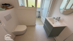 Salle d'eau rénovée avec douche, meuble vasque suspendu et finitions soignées lors d'une rénovation d'appartement à Aix-en-Provence.