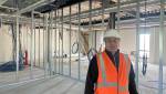 Eddy à la tête de la conduite de chantier et des équipes 