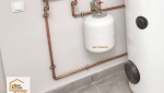 Rénovation énergétique d’une maison à Agen avec panneaux solaires thermiques, ballon d’hydroaccumulation et chaudière bois pour réduire les consommations d’énergie.