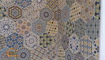 Pose de faïence hexagonale décorative dans une salle de bain rénovée à Fumel avec finitions soignées et ambiance moderne.