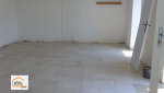 Vue d’ensemble de la nouvelle pièce de vie après la pose du carrelage, avant l’installation de la cuisine. Une rénovation coordonnée par La Maison Des Travaux Quimper dans le Finistère Sud.