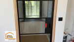 Installation d’une verrière intérieure sur mesure dans le cadre d’une rénovation de studio à Aix-en-Provence. Une solution idéale pour structurer les espaces tout en conservant la luminosité.