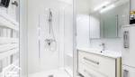 Salle de bain blanche et épurée