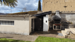 Ancien garage et accès extérieur avant les travaux de transformation à Saint-Cassien.