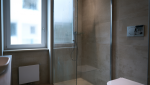 Salle de bain moderne avec douche vitrée et WC suspendu