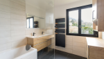  travaux salle de bains Gex, optimisation espace salle de bain, rénovation maison Saint-Genis-Pouilly, salle de bain blanche moderne, rénovation clé en main
