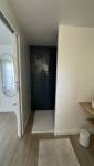 Une vaste douche ouverte dans cette salle de bain