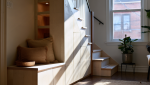 Aménagement sous escalier avec rangements sur mesure et assise intégrée