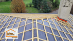 Avant la pose des nouvelles tuiles, la toiture de cette maison à Montayral a reçu un écran de sous-toiture neuf et de nouveaux liteaux pour renforcer sa protection.
