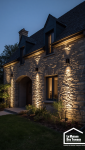 Maison individuelle éclairée à la tombée de la nuit