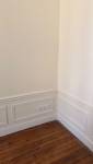 Cimaises restaurées avec prises intégrées, appartement Wagram.