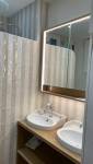  Un meuble vasque sur mesure et une cloison arrondie