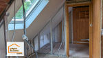 Création d’une salle de bain en rénovation à Loctudy avec reprise des réseaux, réaménagement sous escalier et optimisation des volumes dans cette maison ancienne du Finistère Sud.