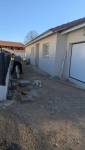 Travaux de préparation et pose des bordures en pavés pour une cour en béton désactivé à Saint-Cassien.