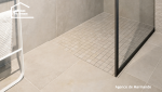 Douche de plain-pied avec sol en mosaïque antidérapante, rénovation de salle de bain adaptée à Casteljaloux