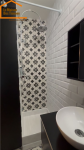 Douche rénovée avec carrelage à motifs, Paris 17e