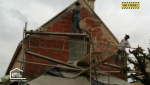 Façade de maison après ravalement près d’Agen, avec un enduit clair uniforme et une finition soignée.