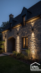 Maison individuelle éclairée à la tombée de la nuit