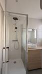 Nouvelle douche et meuble vasque, salle de bain rénovée