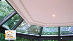 Grandes baies vitrées d’une véranda contemporaine ouvrant sur le jardin. Une extension de maison qui améliore la luminosité et crée une continuité harmonieuse entre intérieur et extérieur.
