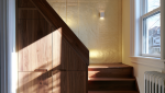 Escalier avec rangements intégrés et finitions bois foncé sur mesure