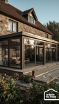 Véranda contemporaine avec grandes surfaces vitrées et vue sur le jardin