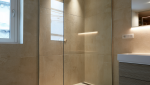 Douche italienne moderne avec carrelage grand format et paroi vitrée