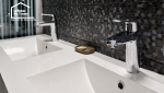 Douche vitrée et meuble double vasque dans une rénovation de salle de bain à Casteljaloux.