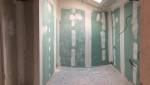 pendant le chantier de rénovation d'une salle de bains à Cognac