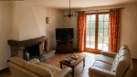 Salon avant rénovation dans une maison familiale à Cassis. Pièce de vie avec carrelage ancien, cheminée traditionnelle et décoration datée avant travaux.
