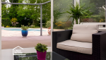 Véranda sur mesure à Plomelin ouverte sur le jardin et la piscine, offrant davantage d’espace, de lumière naturelle et de confort au quotidien.