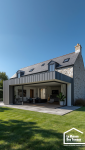 Vue panoramique d'une maison traditionnelle rénovée avec son extension contemporaine à toit plat en bac acier visible.