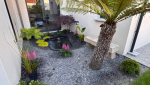 Création d’un espace paysager soigné autour de la maison, mêlant végétal, minéral et point d’eau décoratif.