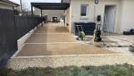 Aménagement d’une cour en béton désactivé avec carport à Saint-Cassien.