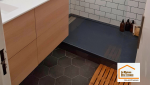 Vue d’ensemble d’une salle de bain moderne rénovée près du Tholonet avec douche à l’italienne, meuble vasque suspendu et carrelage métro blanc.