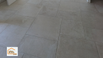 Zoom sur le carrelage effet pierre posé avec soin dans le cadre d’une rénovation intérieure dans le Finistère Sud. Des finitions précises pour un résultat durable et élégant.