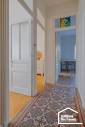 Découvert sous un ancien lino, le couloir en carreaux ciments rénovés révèle le cachet de cet appartement ancien du quartier historique de Lyon Croix Rousse