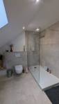 Salle d’eau sous combles avec douche à l’italienne à La Murette