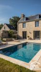 Piscine extérieure aménagée dans une maison à Arzon