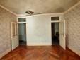 Avant les travaux, l'appartement présente un beau potentiel avec des beaux volumes et des parquets magnifiques