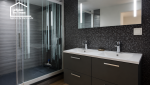 Vue d’ensemble reconstituée de la salle de bain rénovée avec douche et double vasque à Casteljaloux.
