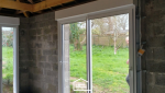 Menuiseries extérieures posées pour apporter lumière naturelle et confort dans cette extension de maison à Lanloup.