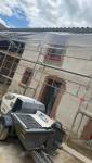 Reprise de l'enduit de façade pendant le chantier à Voiron