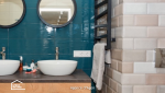 Rénovation de salle de bain à Agen avec double vasque, meuble en bois et carrelage bleu profond.