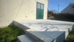 Terrasse en béton et ses marches d'accès