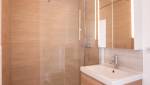 Une salle de bain moderne lumineuse - Le Chesnay