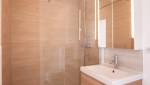 Une salle de bain moderne lumineuse - Le Chesnay