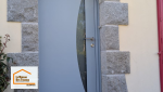 Installation d’une porte d’entrée moderne à Plomelin avec encadrement en pierre conservé pour préserver le charme de la façade.